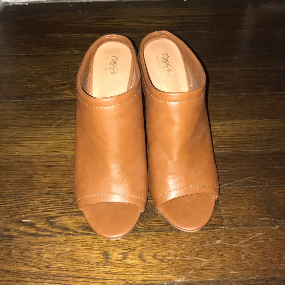 Tan mules